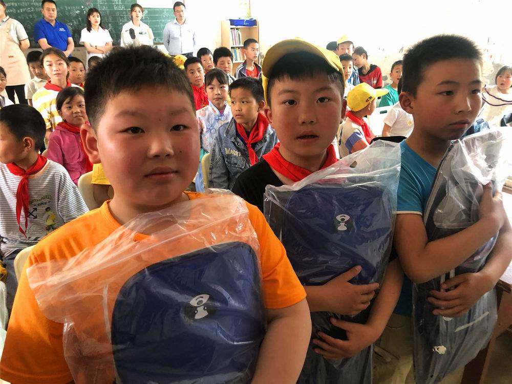 “溫暖童心快樂六一”  河南永和建設(shè)集團前往查山鄉(xiāng)小學開展慰問活動
