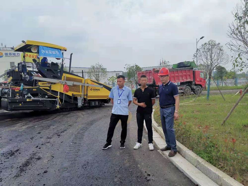 建設精品工程，鑄就行業(yè)名片，集團董事長孔德穩(wěn)蒞臨舜宇光學路面工程檢查指導工作