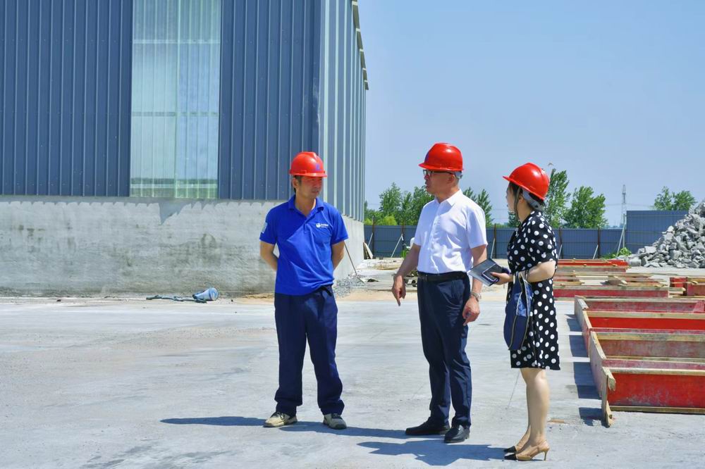 河南永和建設集團董事長孔德穩(wěn)視察了集團旗下分公司城陽城瀝青混凝土拌合站項目，并作出了重要指示