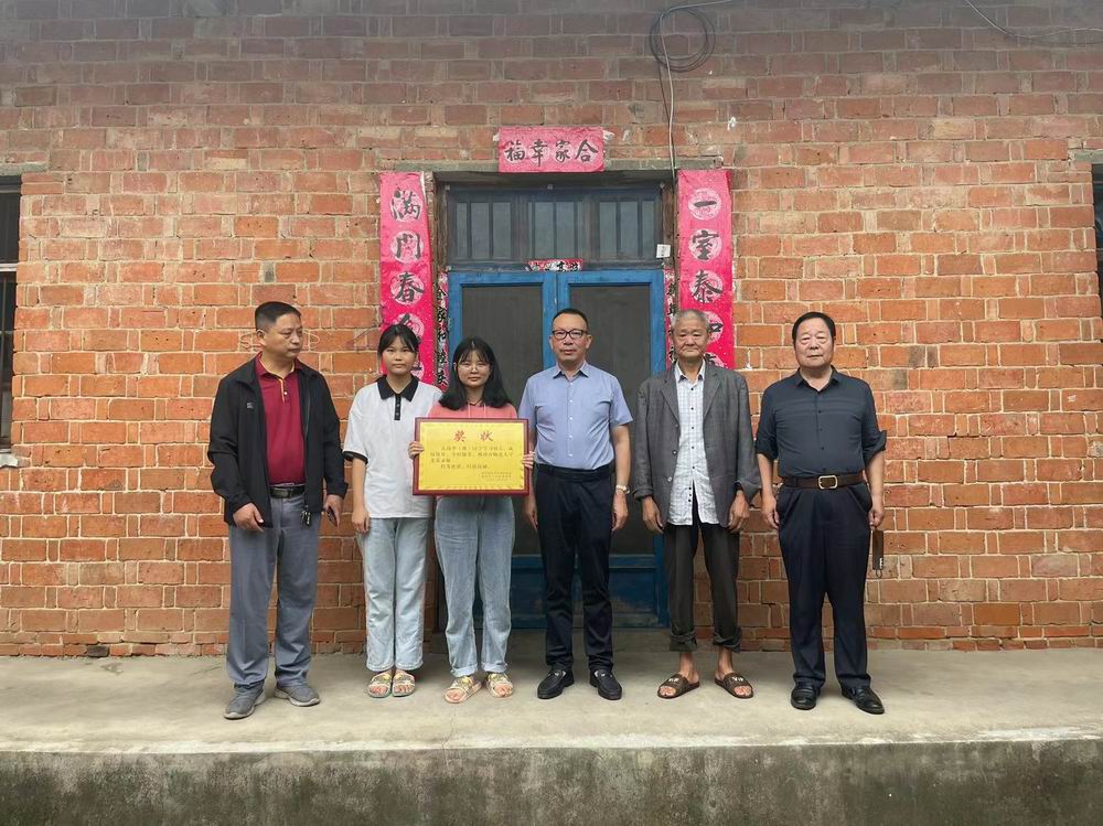 精準(zhǔn)幫扶送溫暖，資助育人暖人心--永和集團(tuán)董事長(zhǎng)走訪慰問(wèn)貧困大學(xué)生