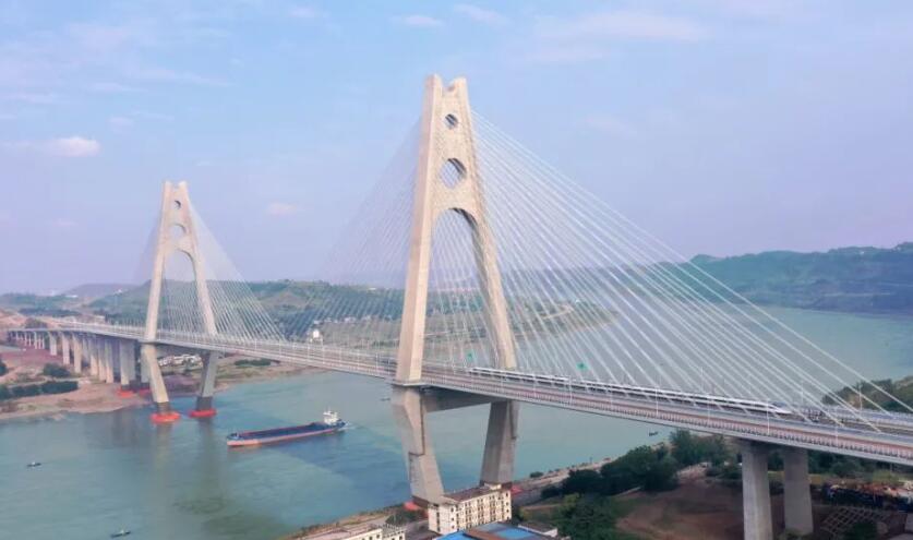 世界首座采用公路和高鐵同層！試驗列車駛過臨港公鐵兩用長江大橋
