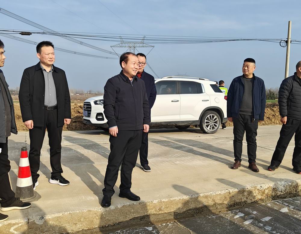 區(qū)長劉慶東視察S335肖王鎮(zhèn)至胡店鄉(xiāng)道路改建工程 督導(dǎo)民生交通項目高效推進